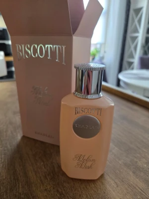Biscotti Melon Musk parfym - Biscotti Melon Musk från Khadlaj är en parfym i en ljusrosa, elegant flaska med silverfärgad kork och detaljer. Doften kombinerar fräscha toner av melon, citrus, kokos och vailj mm. Testad.