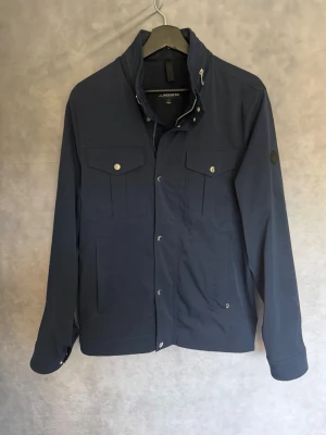 J.Lindeberg bailey filed jacket - En otroligt snygg och sällsynt J.Lindeberg bailey filed jacket | Ny pris 3500kr | Storlek S | Modellen är 181cm 74kg | Nästintill helt ny använd nån gång |