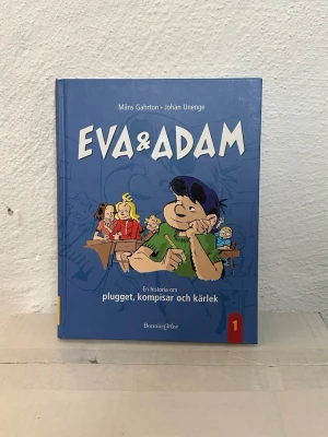 Eva & Adam: Plugg, kompisar och kärlek - Rolig och träffsäker bok om Eva och Adam, två kompisar i mellanstadiet som navigerar vänskap, skola och kärlek. Boken har hårda blå pärmar med färgglada illustrationer på framsidan och baksidan. Perfekt för dig som gillar humor och vardagsdrama.