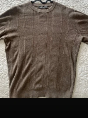 Dressmann brun tröja storlek M  - Brun pattern dressman tröja. Bra för vintern/höst. Jag tror tröjan kostade egentligen 400kr nypris. 