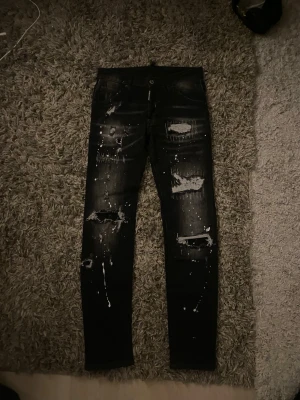 svarta dsquared2 jeans - svarta dsquared2 jeans med slitningar, sitter slim