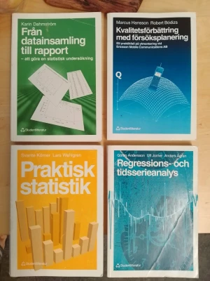 Paket med fyra statistikböcker / Alla 4 för 40 kr - Paket med fyra statistikböcker. Säljer fyra kursböcker inom statistik: 'Från datainsamling till rapport', 'Kvalitetsförbättring med försöksplanering', 'Praktisk statistik' och 'Regressions- och tidsserieanalys'. Böckerna har färgglada omslag i grönt, blått, gult och turkost och är perfekta för universitetsstudier.Från datainsamling till rapport : att göra en statistisk undersökning  Karin Dahmström Upplaga: 2a upplagan Utgiven: 1996 ISBN: 9789144001111 Sidor: 262 st Förlag: Studentlitteratur