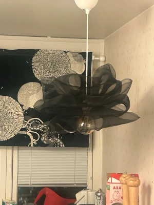 Svart taklampa i organza-tyg - Noir Élégance  Taklampa med skärm i svart metall mesh. Lampan ger ett mjukt och diffust ljus.  Lampan har en modern och konstnärlig design som ger ett mjukt och snyggt ljus. Perfekt som statement piece i vardagsrum eller sovrum. Passar E27-ljuskälla.