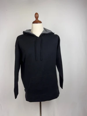 Replay Hoodie Svart - 🌸 INFO OM PLAGGET 🌸  ☑️ Märke: Replay ☑️ Storlek: L-XL ☑️ Färg: Svart ☑️ Skick: ⭐⭐⭐⭐⭐  ✨ Detaljer: ☐ Inga hål ☐ Inga fläckar ☐ Nytvättad ☐ Rökfritt hem ☐ Djurfritt hem  📏 Passform: ☑️ Normal   📦 Skickas snabbt. 💬 Skriv gärna om du vill ha fler bilder eller mått. 🤍 Paketrabatt vid köp av flera annonser. 🌟 Titta gärna på mina andra annonser!