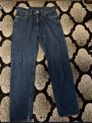 Mörkblå raka jeans relaxed fit  - Säljer dessa supersnygga mörkblå jeans ifrån HM i modellen relaxed fit. Otroligt fint skick och knappt några tecken på användning. Storlek= 30/32. Nypris= 400kr 