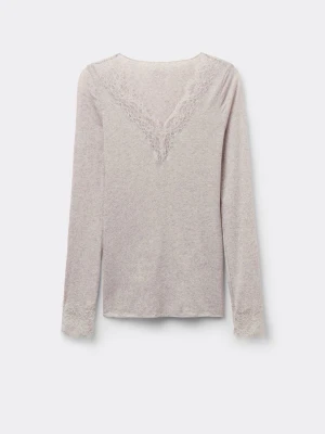 Beige intimissimi tröja  - Mjuk och bekväm beige långärmad topp med v-ringning och spetsdetaljer vid halsen och ärmsluten. Perfekt för avslappnade dagar hemma eller som ett mysigt lager under kalla kvällar.