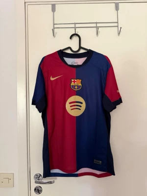 FC barcelona fotbollströja - FC Barcelona fotbollströja i storlek S. Den är inte officiell men ser riktig ut. På baksidan står det nr 28  och namnet Bernal.