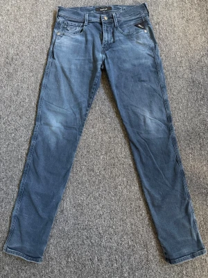 Replay Jeans - Replay jeans i stl 32. Cond 9/10. Nypris 2699, vårat pris 899. Sjukt stilrena o schyssta jeans. Pris kan förhandlas vid snabb affär. Hör av dig vid minsta lilla fundering!👌🏻