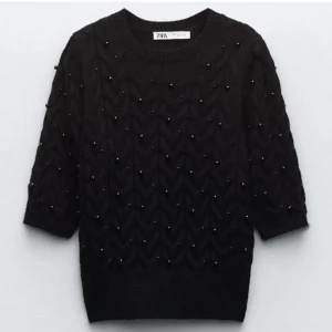 Kortärmad stickad tröja med pärlor  - En superfin kortärmad stickad tröja med pärlor på från Zara! Storlek S! Den har blivit använd men är fortfarande i fint skick 💕💕