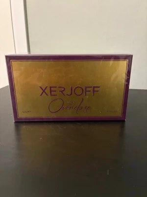 Xerjoff Overdose parfym 50ml - Lyxig parfym från Xerjoff i doften Overdose. Förpackningen är elegant med lila och guldfärgade detaljer och har en exklusiv känsla. Perfekt för dig som vill ha en unik och sofistikerad doft i samlingen.