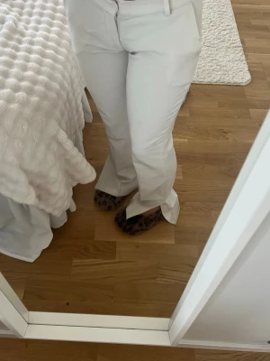 vita kostym byxor  - vita kostym byxor från bikbok. lite smutsiga längst ner vid fötterna då dom e för långa för mig o har haft dom ute. dom har slits 