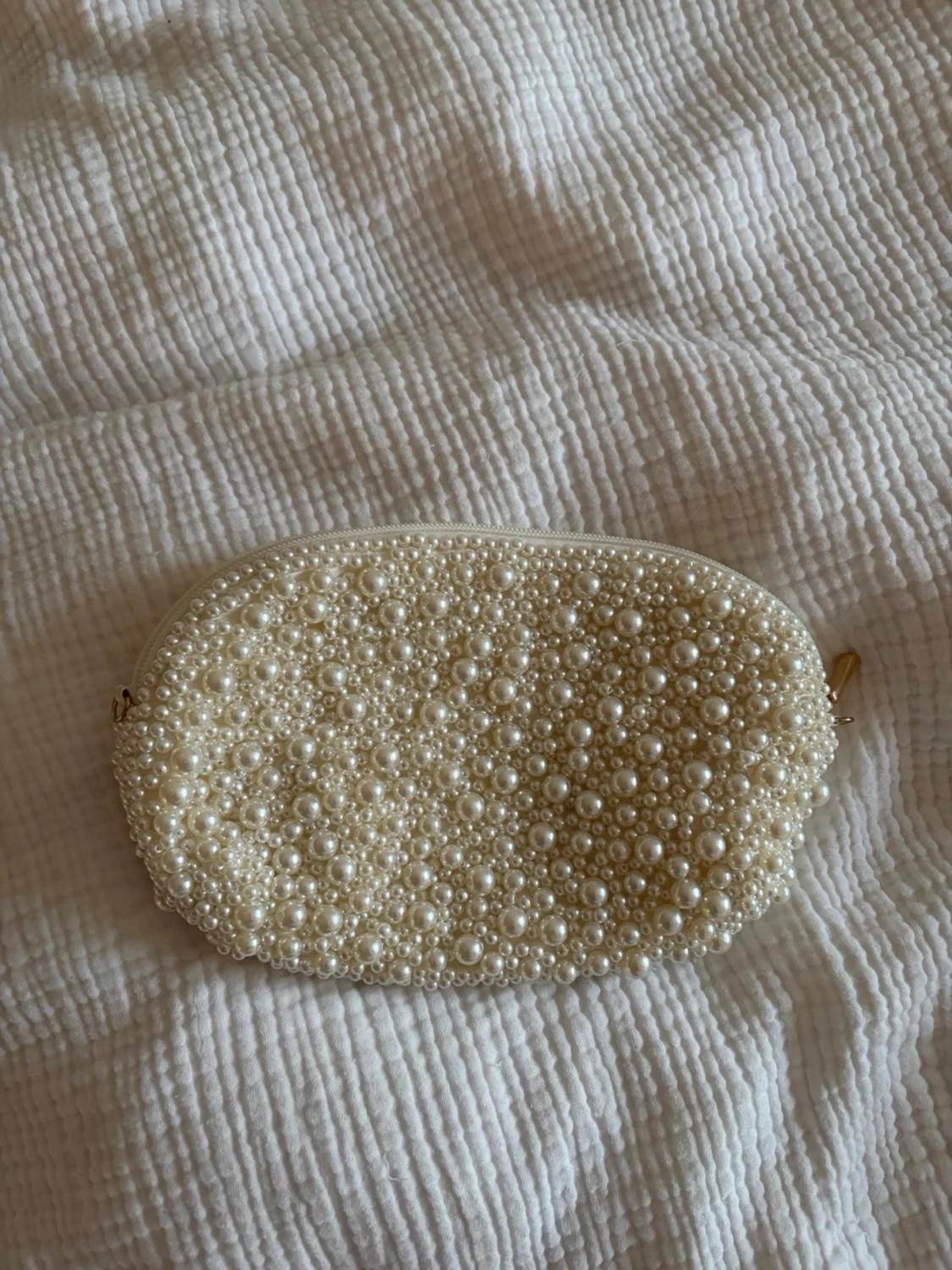 Vit kuvertväska med pärlor och kedja