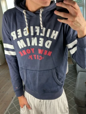 Tommy Hilfiger Denim Hoodie  - Unik och väldigt snygg! Mått: A:51 B:44 C:44 D:63 (cm) Skriv vid fundering 😇🙌