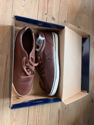 Bruna sneakers från Polo Ralph Lauren - Helt nya oanvända bruna sneakers från Polo Ralph Lauren i skinn. Köptes för 1700. Jag säljer för 700. 