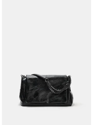 Svart handväska från zara - Stilren svart handväska från zara som är i väldigt bra skicka. Den är väldigt trendig och passar till mycket💕