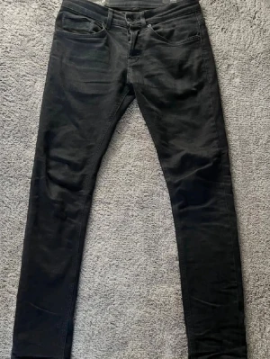 Dondup  - Dondup jeans i stl 29. Cond 9/10. Nypris 3199, vårat pris 1099. Stilrena o fräscha jeans. Hör av dig vid minsta lilla fundering!