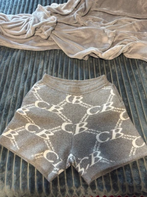 Grå mjuka shorts med CB-mönster - M-L
