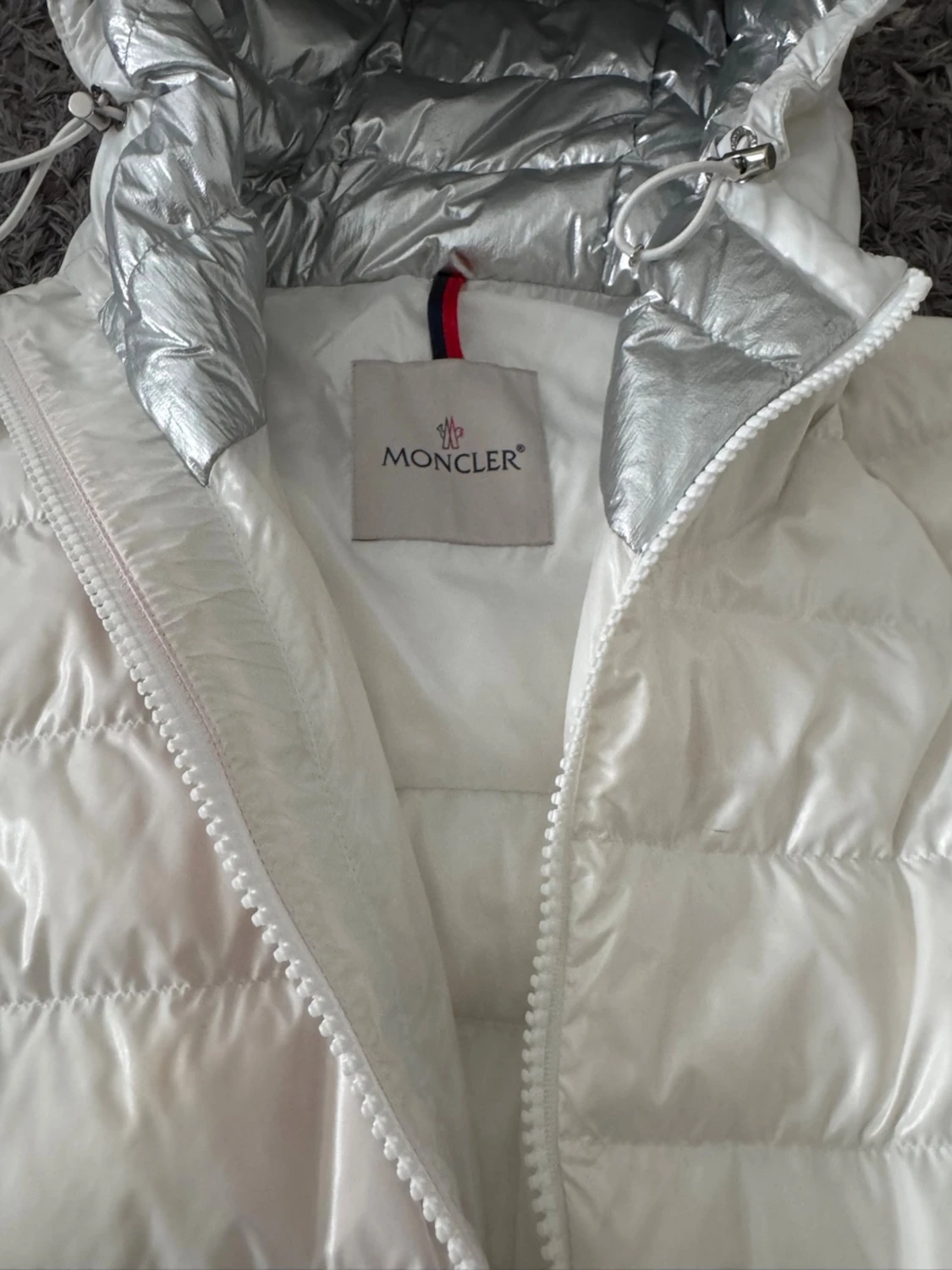 Vit dunjacka med huva från Moncler - 1