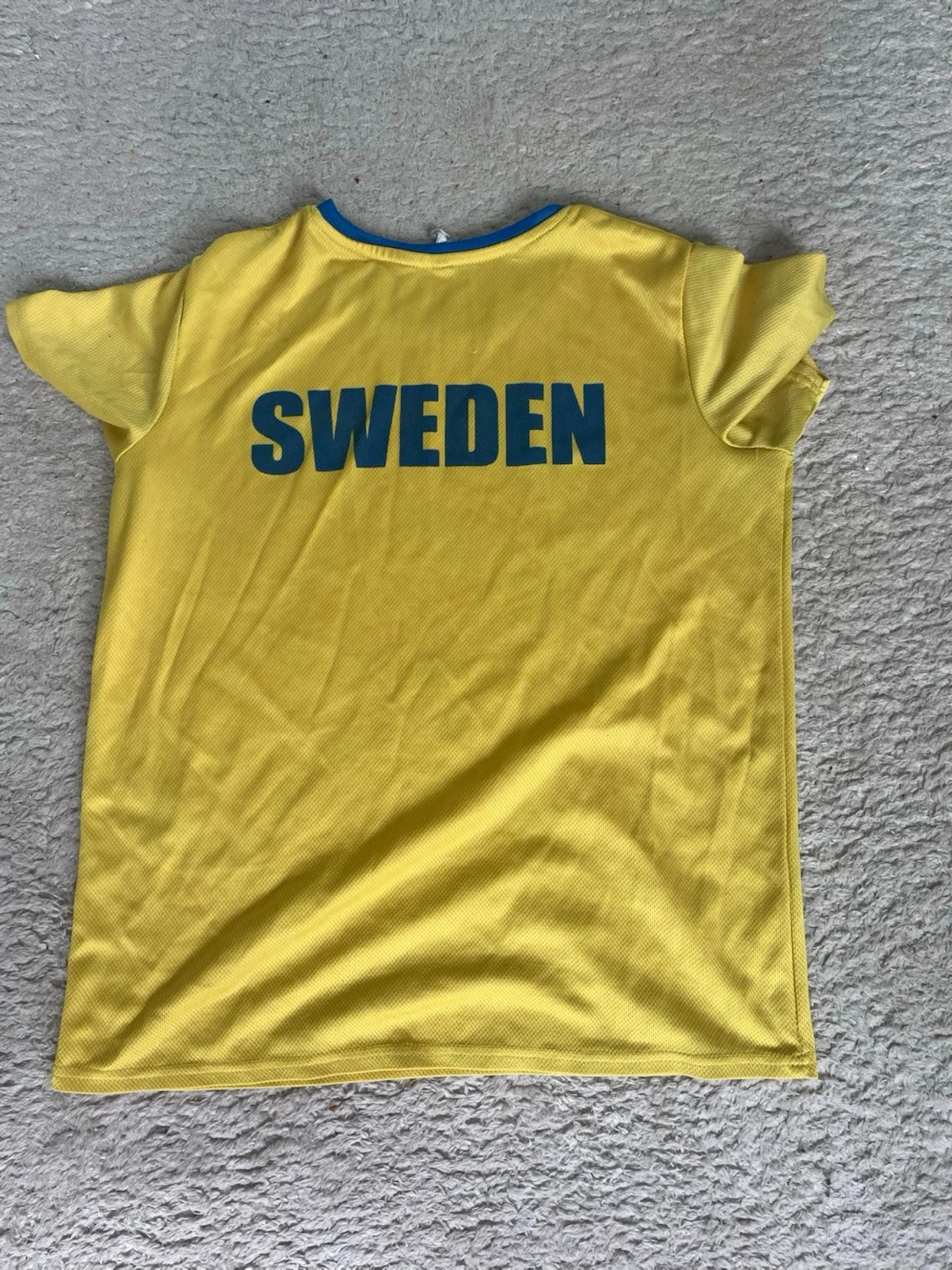 Gul Sverige t-shirt med blå detaljer - 1