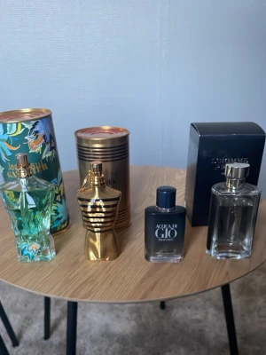 Parfym mix - Säljer en mix med JPG paradise garden 75ml, JPG elixir 75 ml, Acqua Di Gio profondo EDP 50ml och Prada lhomme 100ml. Alla är förvarade i ett mörkt och svalt skåp