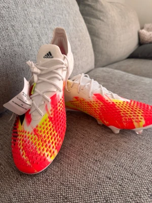 Helt nya predator 20.1 fotbollskor - Helt nya predator mutator 20.1 low fotbollskor som inte har använts alls. Storlek 46 och köpte den för 2 300. Ett par skor som inte säljs längre! Det är bara att skriva vid frågor! 