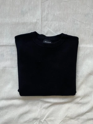 Svart stickad tröja Pull&Bear | S - Stickad tröja i svart färg från Pull&Bear | Skick: Mycket bra | Strl: S | Hör av dig vid funderingar⁉️ 
