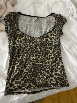 Leopardmönstrad topp från Nelly - Säljer en leopardmönstrad topp från Nelly, inte använd speciellt mycket 