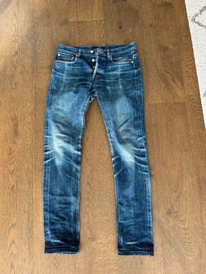 Apc selvedge jeans - Apc jeans  -Riktigt snygga fades  -Selvegde denim -Strl 28  -Skick 8/10  Pris: 1200 SEK  Measurements Waist: 38 cm  Length (outseam): 102 cm Leg opening: 16 cm  Skriv om du har några frågor!