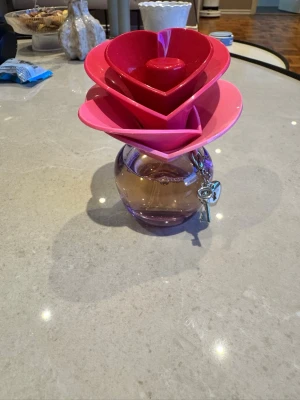 Justin Bieber – Someday EdP - Säljer den utgångna parfymklassikern Someday av Justin Bieber.  Mängd: 100 ml (endast använd några få gånger, nästan full)  Skick: Mycket gott skick med originalkork och berlock kvar 