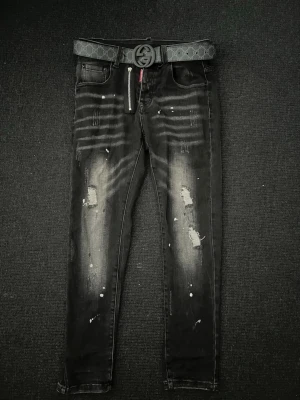 Svarta dsquared2 jeans - Snygga svarta jeans med slitningar och färgstänk för en trendig look. Jeansen har smal passform och fem fickor. Perfekta för dig som gillar streetstyle och vill sticka ut.