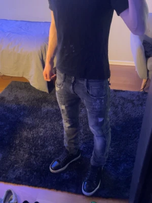 Gråa Replay jeans - Super Snygga Replay Anbas jeans med feta slitningar. Storlek 28/30.