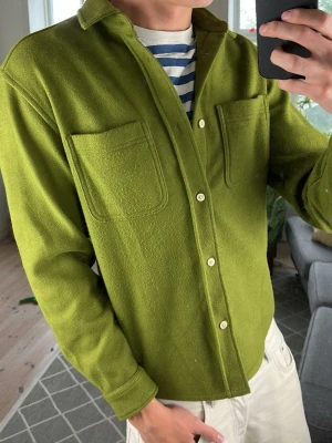 Grön Overshirt - Stilren! Mått: A:48 B:46 C:50 D:61 (cm)  Skriv vid fundering!😇🙌