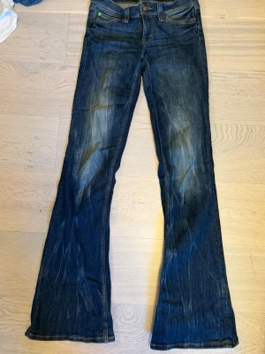 Mörkblå bootcut jeans - Säljer ett par jätte snygga low waist bootcut jeans från chefsposition monday. Jätte bra skick!!