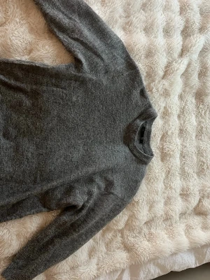 Mörkgrå stickad tröja