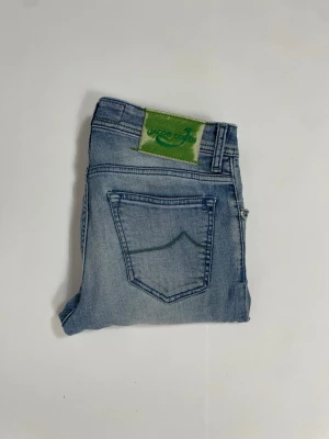 Jacob Cohën Jeans - Säljer nu dessa Jacob Cohën Jeans i storlek 30 som överlag är i fint skick men de har blivit lagade vilket knappast syns, mått ca 39 o 100 cm där Moddelen är ca 183 o väger 68 kg, skriv för fler bilder/frågor🙌🏼