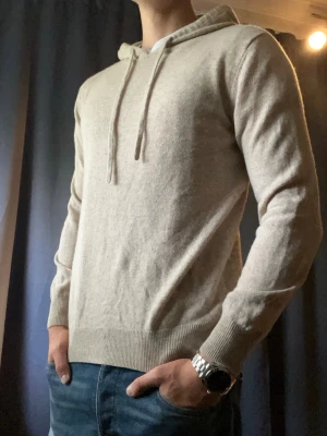 Merinoull hoodie- Elegance  - Elegance merinoull hoodie, Inga defekter! Modellen i bilderna är 185 cm 74kg och bär Storlek M , Kom med frågor! 🌟 (Kan gå ned i pris vid köp av paket 😉) True to size! Fraktas inom 24h 🚚