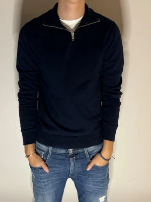 HALF ZIP - HALF ZIP | JACK AND JONES | STRL S | PRIS - 149 kr | SKRIV VIN MINSTA LILLA FUNDERING!