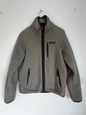 Patagonia fleece - Tja! Säljer min Patagonia fleece, den är i fint skick förutom att de lite nopprig på sidorna ( bild 3) men de syns inte när den på för att ärmarna täcker.