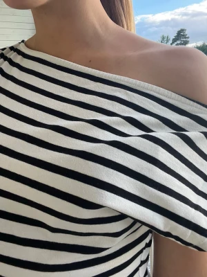 Off shoulder t shirt - En randig off shoulder t shirt från Nelly. Storlek Xs, knappt använd.