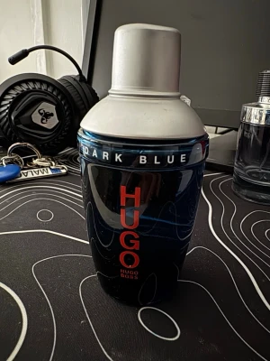 Hugo boss dark blue  - Perfect parfym inför hösten kuktar väldigt gott träig. Använd ca 5ml so 70ml kvar. 