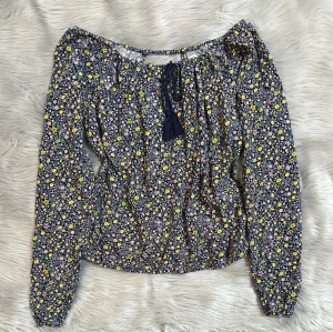 Blommig blus från Hollister