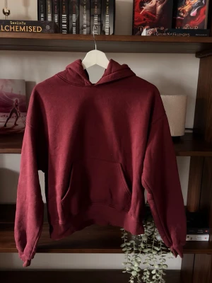 Vinröd hoodie från Ginatricot  - Mysig basic hoodie från Ginatricot i xs                      ⭐️Säljes i nyskick, utan defekter & slitage                          💭Har du frågor? Skriv på annonsen och jag svarar så fort jag kan!