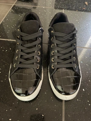 Svarta sneakers - Snygga svarta sneakers från dinsko. Helt nya i storlek 40 endast ingådda 3 gånger men säljer för att storleken är för liten.