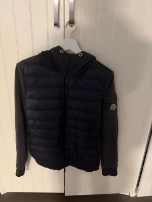 Mörkblå pufferjacka från Moncler - Mörkblå moncler cardigan bra inför våren och sommarkvällar skick 7,5/10 