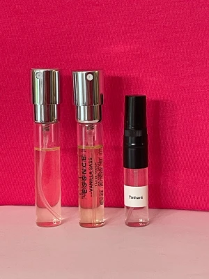 Parfymprover  - Säljer tre parfymprover i sprayflaskor. 8ml Sonic flower Room 1015 Top notes are Carrot Seeds and Pink Pepper; middle notes are Orris and Jasmine; base notes are Musk, Ambroxan and Cashmeran. 8ml essnce vanilla sass Top notes are Lavender, Vanilla and Cocoa; middle notes are Vanilla Caviar and Ginger; base note is Vanilla Absolute. 5 ml Tinharé by Le Couvent Maison de Parfum Tinharé  Vanilla, Woody Notes, Mandarin Orange and Jasmine.