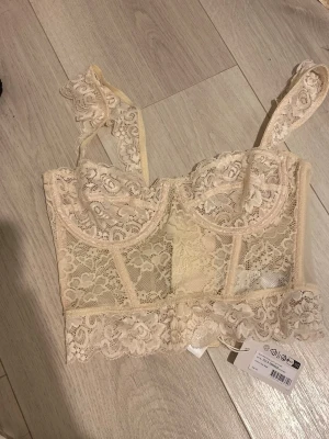 Beige spetstopp  - ( Oanvänd Har prislapp kvar! )