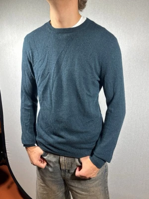 Kashmir C&A tröja M - Hej och välkommen till byTorén. Detta är en Kashmir tröja från C&A i storlek M med normal passform. Modell på bild är ca 182, 67kg. Plagget är i bra skick utan några defekter. Tveka inte på att höra av dig, även om det skulle vara minsta lilla;)