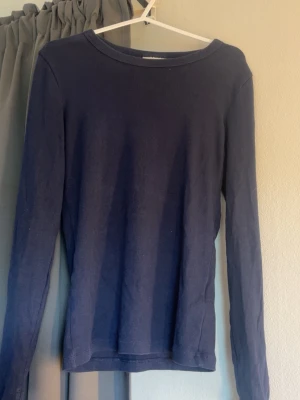 Marinblå långärmad tröja  - En marinblå tröja från Gina tricot, storlek S