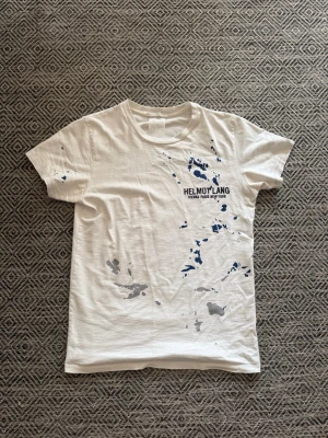Helmut Lang tröja  - Säljer min Helmut Lang tisha i fint skick! Såklart äkta och fetaste färgen och modellen med splash på! Skriv om ni har frågor!
