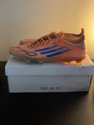 Orangea Adidas F50 fotbollsskor - Säljer ett par orangea Adidas F50 fotbollsskor.  Kan naturligtvis tvättas innan frakt.